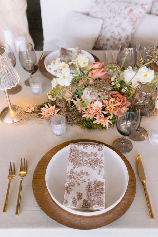 Traditional Toile Tablecloth: Brown - Image 4
