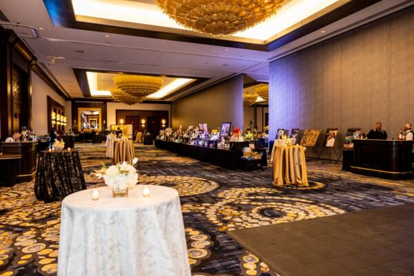 Marble Dazzle Tablecloth: Golden White - Image 3